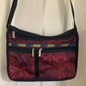 LeSportsac Deluxe Everyday Bag - Adjustable Strap and ✨Pockets✨ EUC